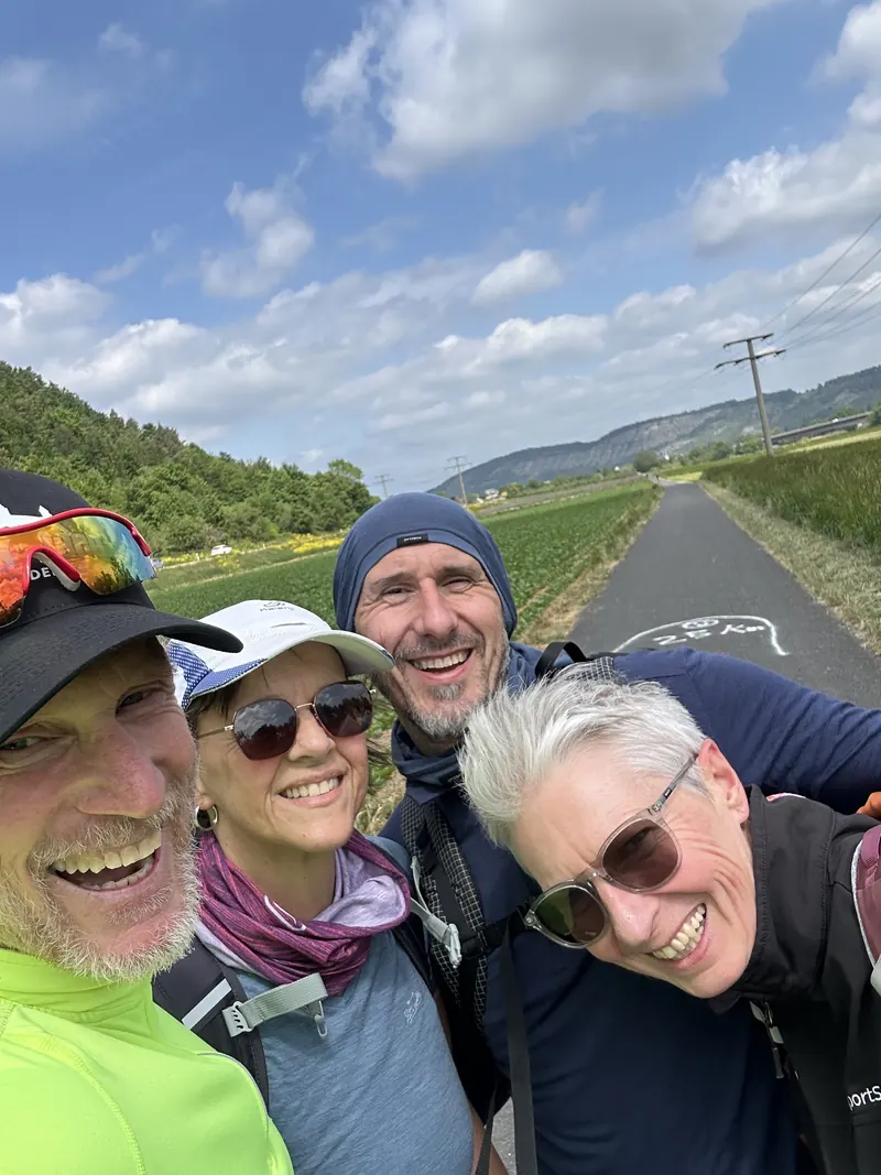 Gruppenfoto von vier Teilnehmern unterwegs