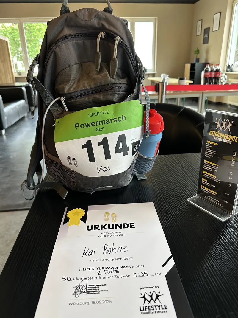 Rucksack mit Startnummer 114 und Urkunde